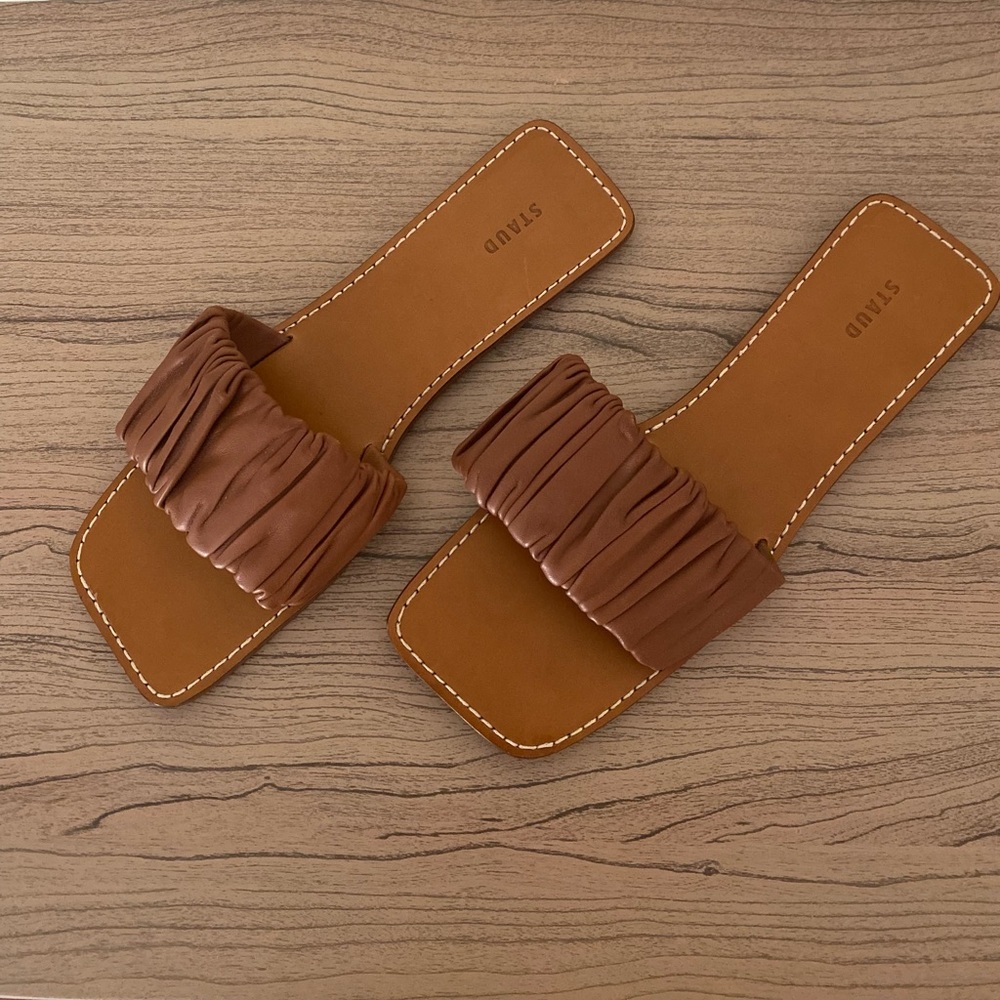 NWOT STAUD Nina Ruched Leather Sandals flats flip slippers brown tan size 9 (39)
